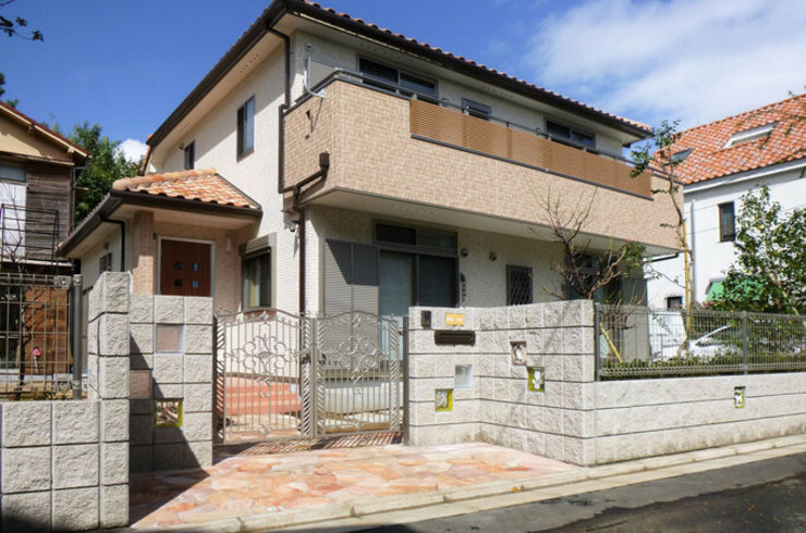 オレンジの瓦屋根と収納がたっぷりの無垢の家