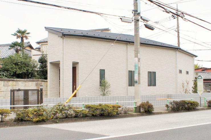 斬新な外観デザインと無垢の木の光がやわらかい家(I様邸)