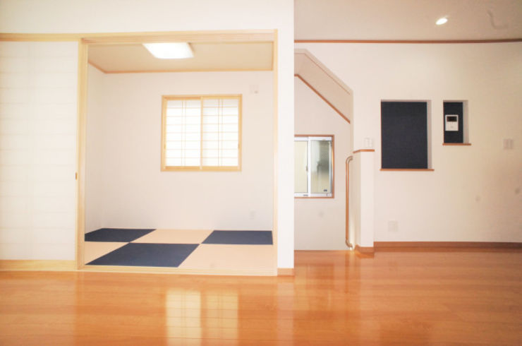 紺色とピンク色がかわいいリビングがある 笑顔あふれる家