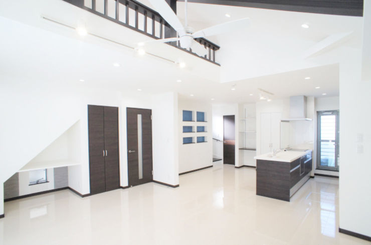 屋上がある白を基調としたモダンなデザインの家