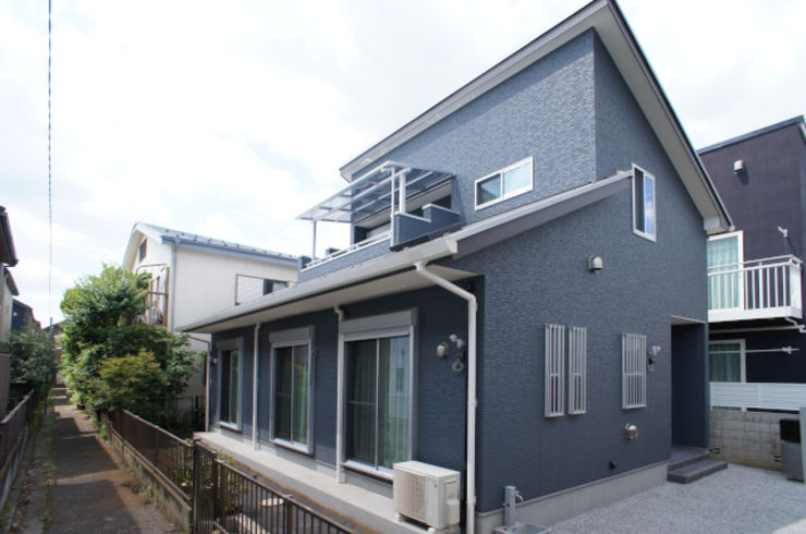 紺色のサイディングがおしゃれな、ご夫婦二人のシンプルライフの家